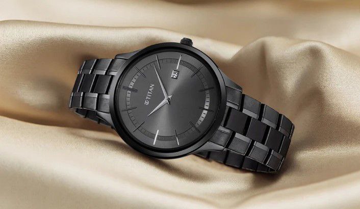Titan NQ90142QM02 Slim Analog Watch with Dual Tone Strap and Textured Dial