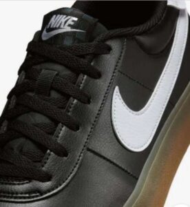  ऊपर से दिखते हुए Nike स्नीकर्स – सफेद लेस और क्लीन फिनिश