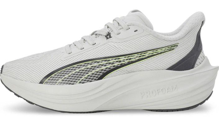 आउटडोर वॉकिंग ट्रैक पर पहने हुए Puma Darter Pro